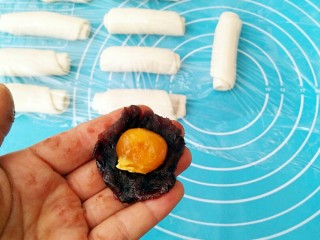 5、蟹壳黄烧饼,豆沙包裹蛋黄。