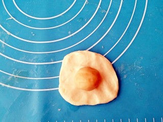 9、蟹壳黄烧饼,油皮按扁包入油酥。