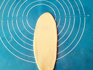 12、蟹壳黄烧饼,醒过之后，取一个面团擀成长蛇状。