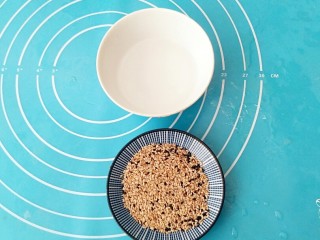 23、蟹壳黄烧饼,准备黑白芝麻混合，清水。