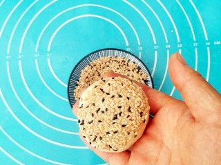 26、蟹壳黄烧饼,满满的芝麻。