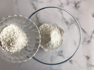 1、梦龙草莓夹心雪媚娘,碗中倒入糯米粉，然后加入玉米淀粉
