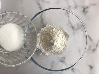 2、梦龙草莓夹心雪媚娘,再加入白糖