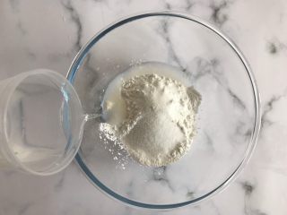 3、梦龙草莓夹心雪媚娘,最后加入清水，搅拌均匀