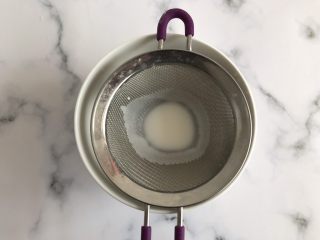 4、梦龙草莓夹心雪媚娘,搅拌好的面糊过一下筛