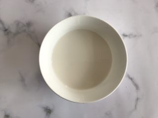 5、梦龙草莓夹心雪媚娘,盖上一层保鲜膜上锅蒸熟