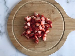 6、梦龙草莓夹心雪媚娘,草莓切成小块儿备用