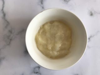 8、梦龙草莓夹心雪媚娘,柔好后放入冰箱冷藏半小时