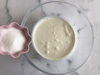 9、梦龙草莓夹心雪媚娘,200g淡奶油中加入16g白糖