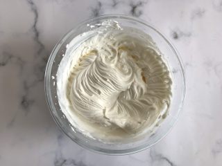 10、梦龙草莓夹心雪媚娘,打发至纹路清晰即可然后装入裱花袋中