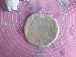 12、梦龙草莓夹心雪媚娘,擀成薄的圆片