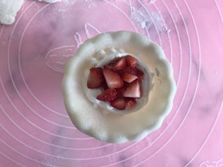 14、梦龙草莓夹心雪媚娘,然后中间放上适量的草莓块儿