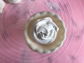 15、梦龙草莓夹心雪媚娘,在挤上一层淡奶油