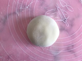 17、梦龙草莓夹心雪媚娘,然后倒扣过来，全部包好后放入冰箱冷冻1小时