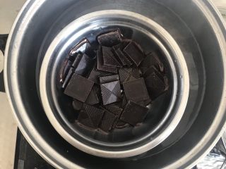 18、梦龙草莓夹心雪媚娘,巧克力隔热水融化