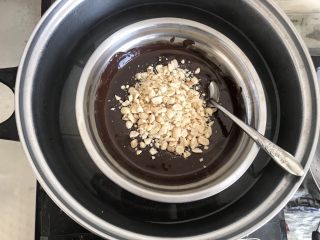 19、梦龙草莓夹心雪媚娘,巧克力融化后倒入坚果碎，稍微晾凉一下