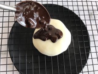 20、梦龙草莓夹心雪媚娘,把冷冻好的雪媚娘放到晾凉网上，淋上巧克力