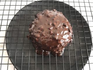 21、梦龙草莓夹心雪媚娘,全部淋好巧克力后放入冰箱冷藏半小时左右即可