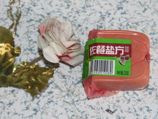 4、鸡蛋火腿辣椒酱炒饭,火腿