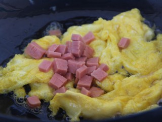 10、鸡蛋火腿辣椒酱炒饭,加入火腿