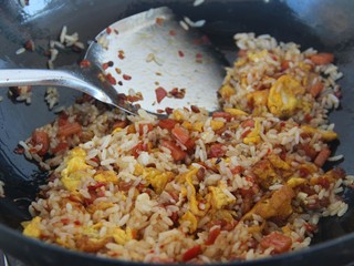 14、鸡蛋火腿辣椒酱炒饭,翻炒均匀