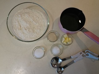 1、英式滿福面包,事先把所有材料量好！
