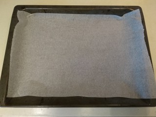 2、英式滿福面包,烤盤先鋪上烘培紙