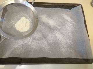 3、英式滿福面包,均勻的撒上高筋面粉（分量外）
