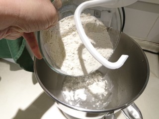 9、英式滿福面包,加入高筋面粉。