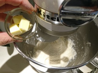 12、英式滿福面包,加入無鹽奶油，繼續攪拌