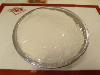 19、英式滿福面包,發酵好啦！取下保鮮膜，將面團移到工作台上。