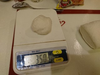 23、英式滿福面包,用切板將面團分割成15個35g的小面團。