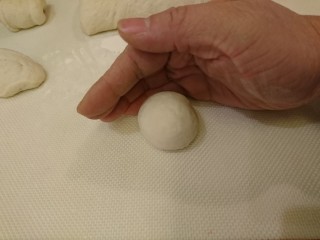 26、英式滿福面包,揉圓。