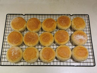 38、英式滿福面包,出爐後等個5分鐘，烤模降溫再移除烤模，放涼，完成。