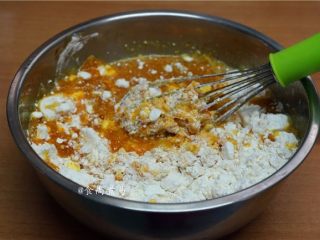 8、蓬松柔软马拉糕,倒入马拉糕粉【低筋面粉】，慢慢加入温水搅拌