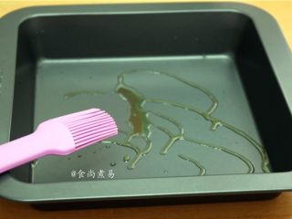 11、蓬松柔软马拉糕,蒸盆内涂抹一层食用油