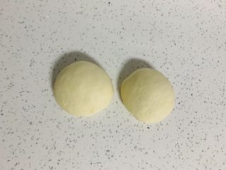 6、牛角酥,混合好的面胚平均分成两个，一个放入冰箱冷藏备用。