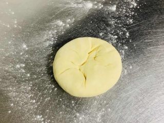 7、牛角酥,取一个面胚接口朝上，擀成宽16厘米，长24厘米的长方形，