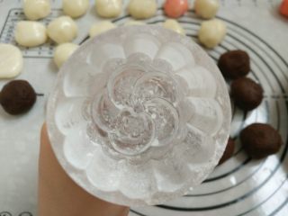 3、花朵冰皮月饼,9.月饼模具涂上炒好的糯米粉，涂好后轻拍掉多余的粉