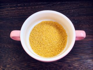 1、鸡汁小米海参粥,准备好50g的小米。