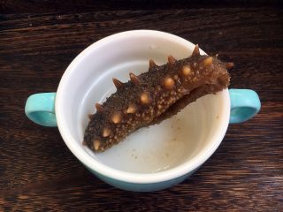 2、鸡汁小米海参粥,发好的刺参一只。