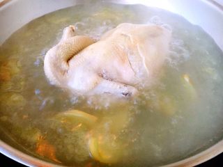 4、鸡汁小米海参粥,小火炖1个小时即可。