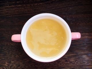 7、鸡汁小米海参粥,小米清洗干净，用温水泡5分钟左右。