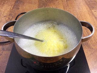 9、鸡汁小米海参粥,大火煮开，小火煮约20分钟左右。