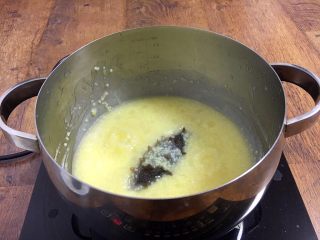 11、鸡汁小米海参粥,将海参放入鸡汤小米粥里，小火煮5分钟左右。