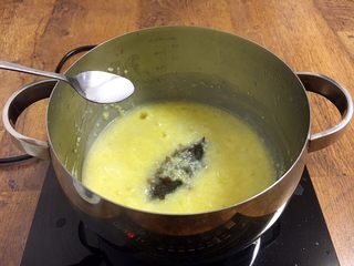 12、鸡汁小米海参粥,放入少许的盐即可。