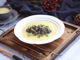 13、鸡汁小米海参粥,将粥盛入碗中，撒些葱花装饰一下。