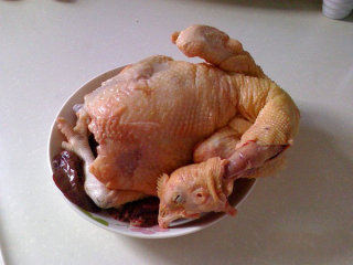 1、山药鸡汤,三黄鸡一只，清洗干净，把鸡颈部分的皮去掉