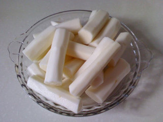 2、山药鸡汤,山药去皮然后再清洗净、切段