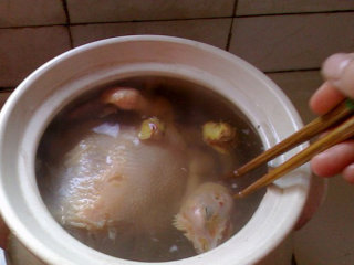 4、山药鸡汤,放入三黄鸡